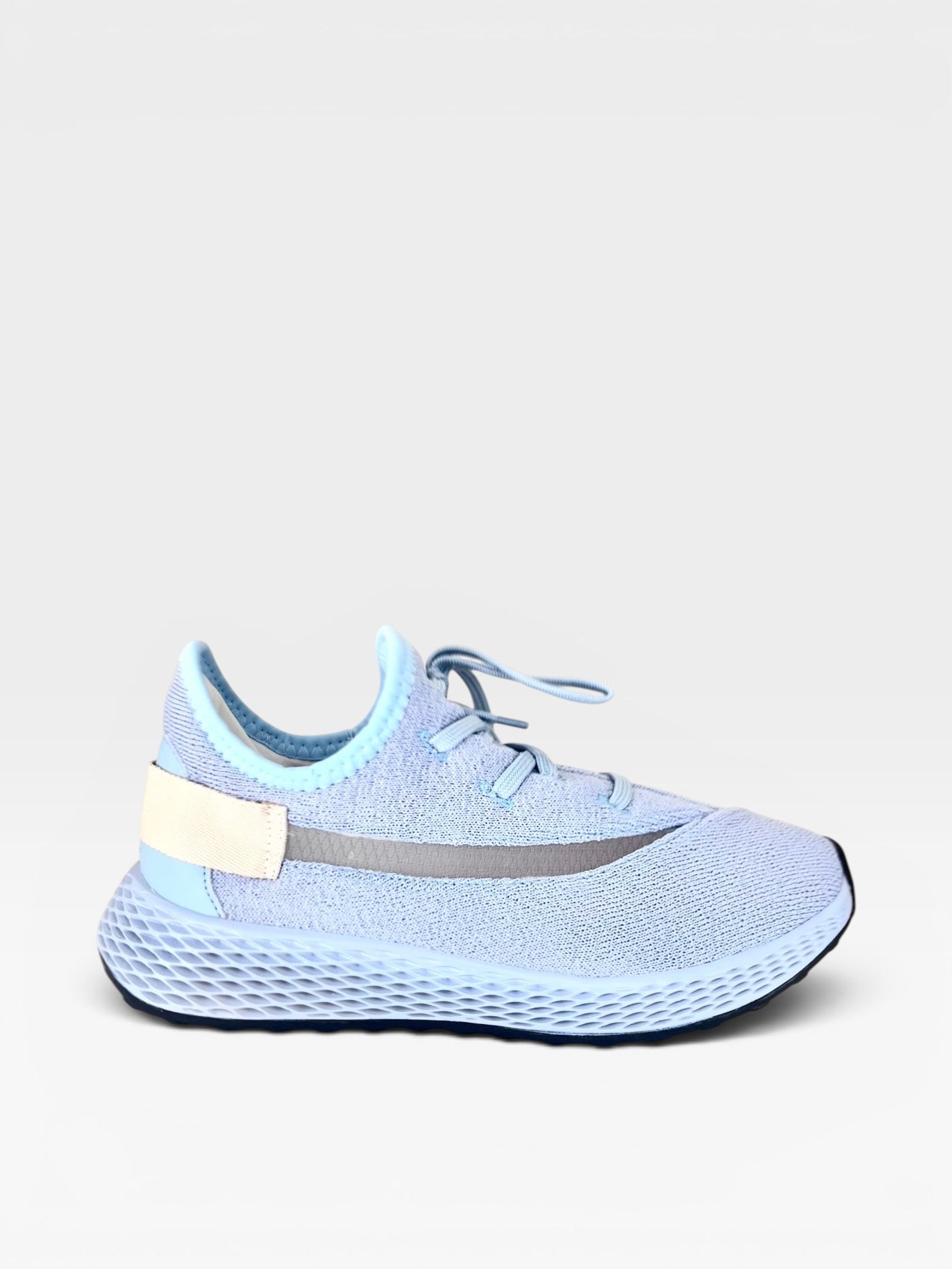 Tênis casual Beyou Shoes Brisbane em tecido malha azul bebê com solado texturizado e detalhe lateral