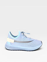 Tênis casual Beyou Shoes Brisbane em tecido malha azul bebê com solado texturizado e detalhe lateral