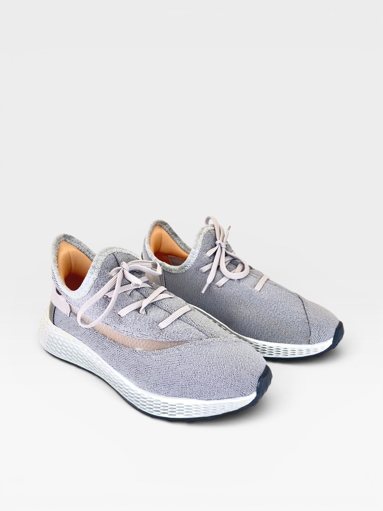 Tênis casual Beyou Shoes Brisbane cinza em tecido malha com cadarços e solado texturizado para conforto diário