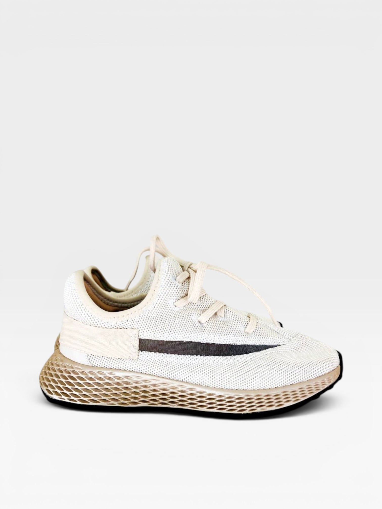 Tênis Beyou Shoes Brisbane Gold em tecido malha bege com solado texturizado e design casual moderno