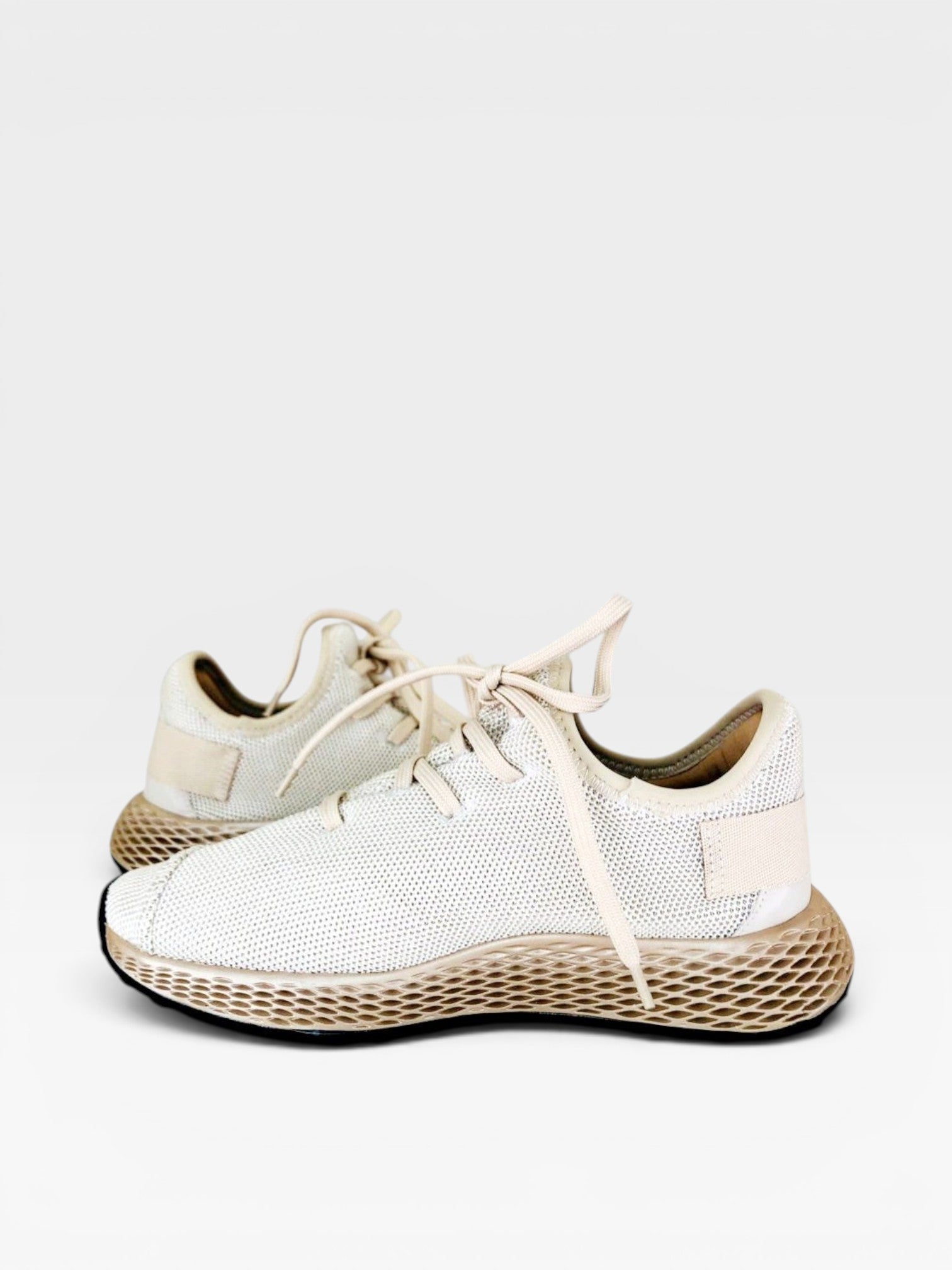 Tênis Beyou Shoes Brisbane Gold em tecido malha com solado texturizado e design casual na cor bistrô