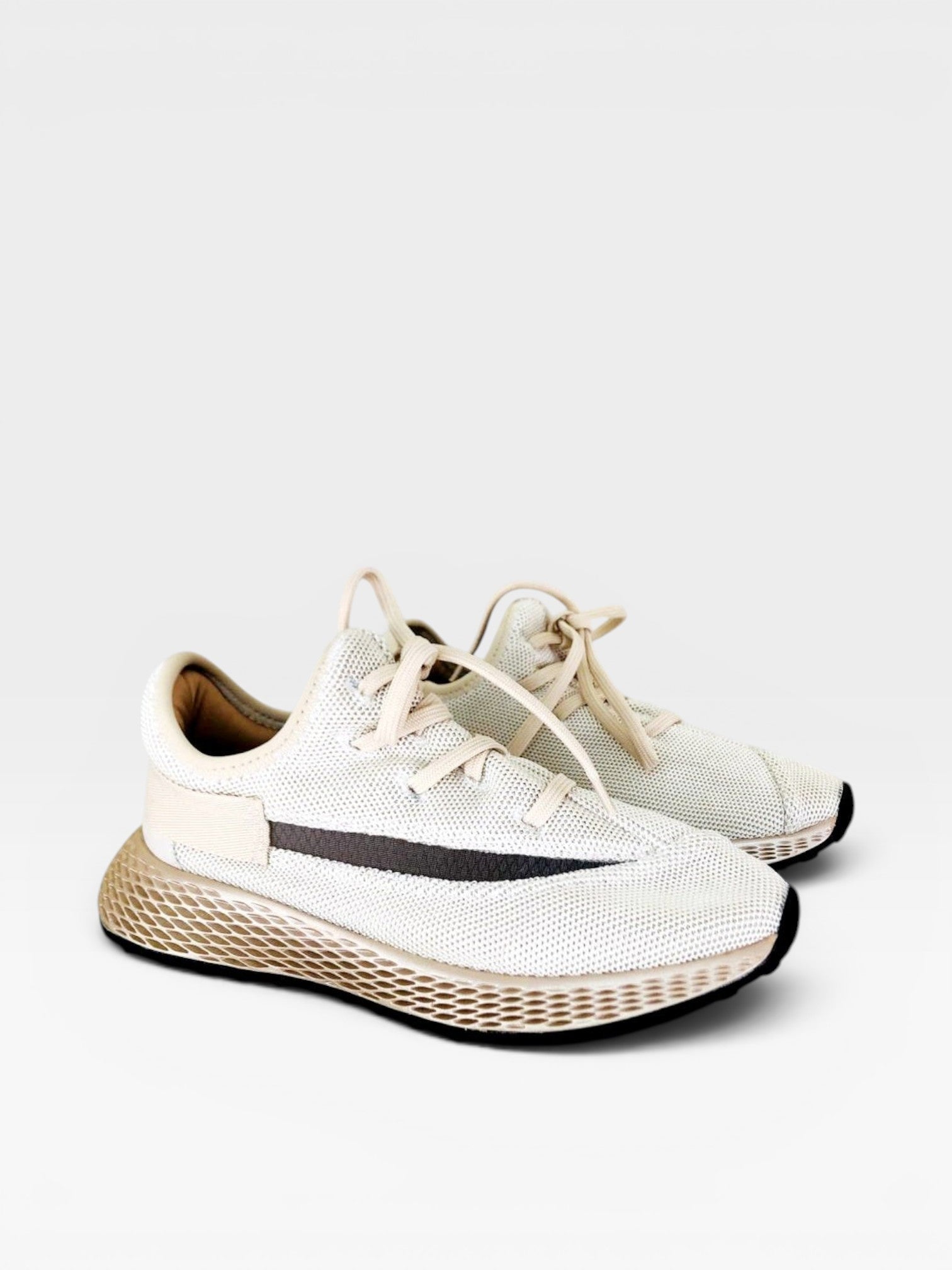 Tênis Beyou Shoes Brisbane Gold em tecido malha bege com detalhes em dourado e solado texturizado