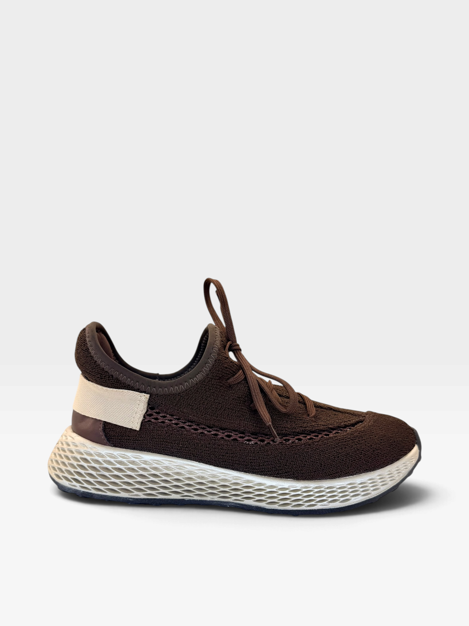 Tênis casual Beyou Shoes Brisbane marrom em tecido com solado texturizado e detalhe bege no calcanhar