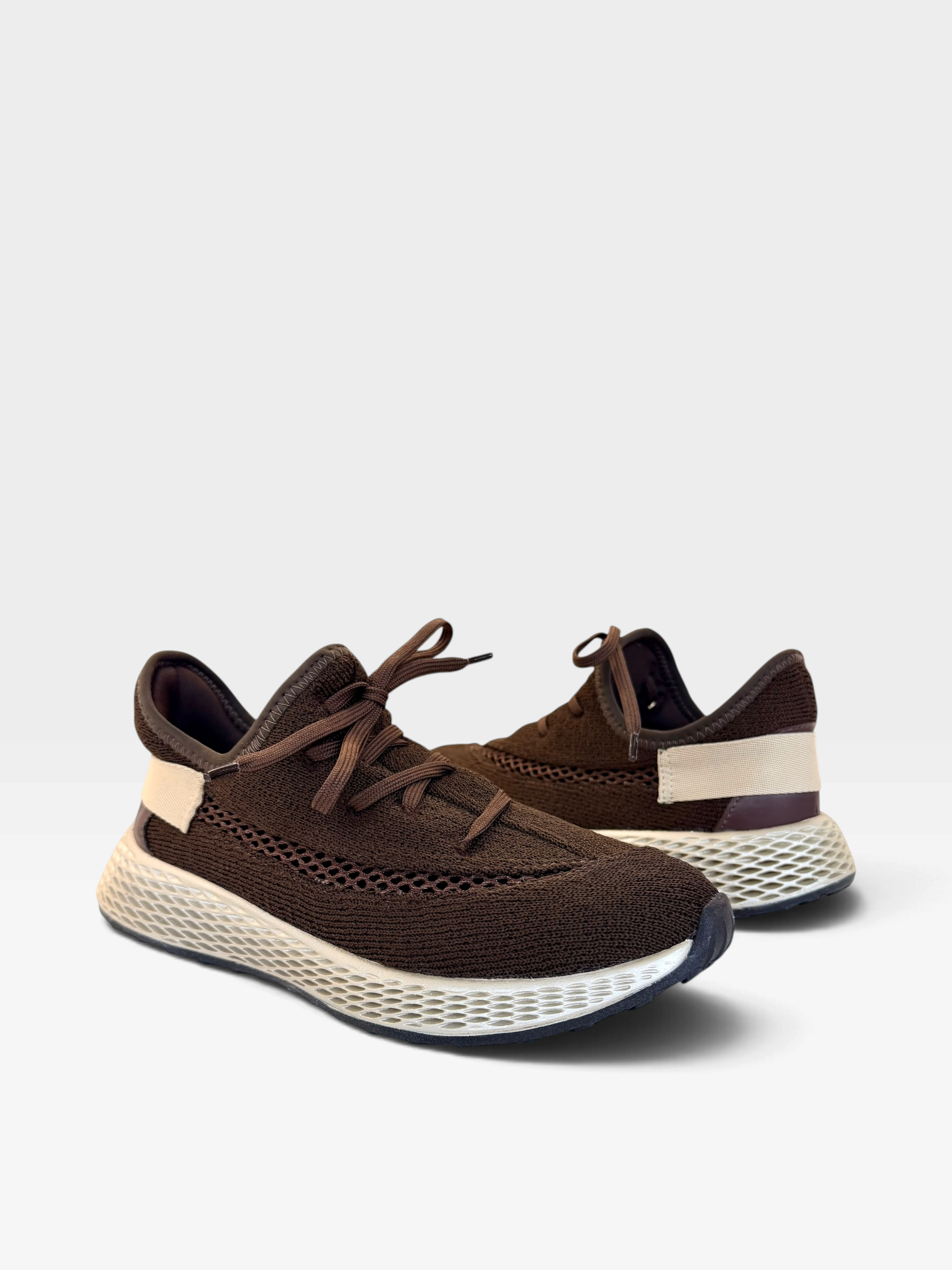 Tênis casual Beyou Shoes Brisbane marrom em tecido de malha com solado texturizado e detalhes em bege