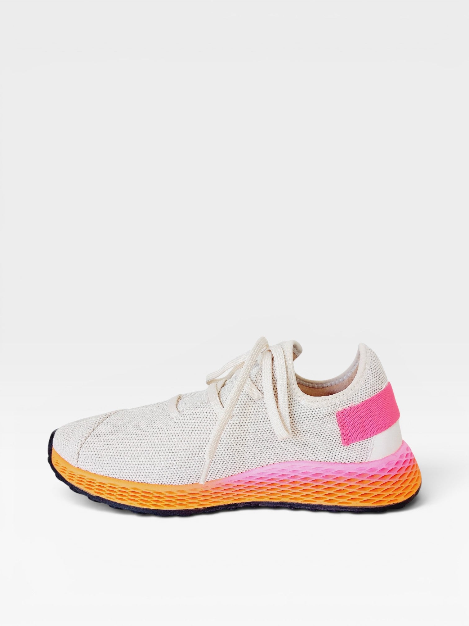 Tênis casual Beyou Shoes Brisbane na cor nude, feito em tecido tipo malha com solado degradê em tons de laranja e rosa.