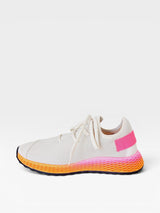 Tênis casual Beyou Shoes Brisbane na cor nude, feito em tecido tipo malha com solado degradê em tons de laranja e rosa.