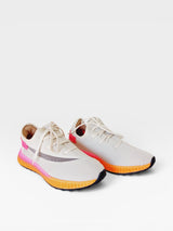 Tênis casual Beyou Shoes Brisbane na cor nude com detalhes em rosa e laranja no solado, feito em tecido tipo malha.