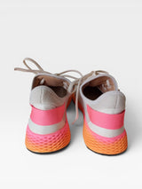 Tênis Brisbane Beyou Shoes na cor bistrô com detalhes em rosa neon e laranja, feito em tecido malha, vista traseira.