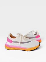 Tênis casual Beyou Shoes Brisbane na cor nude com detalhes em rosa e laranja, feito em tecido de malha confortável.