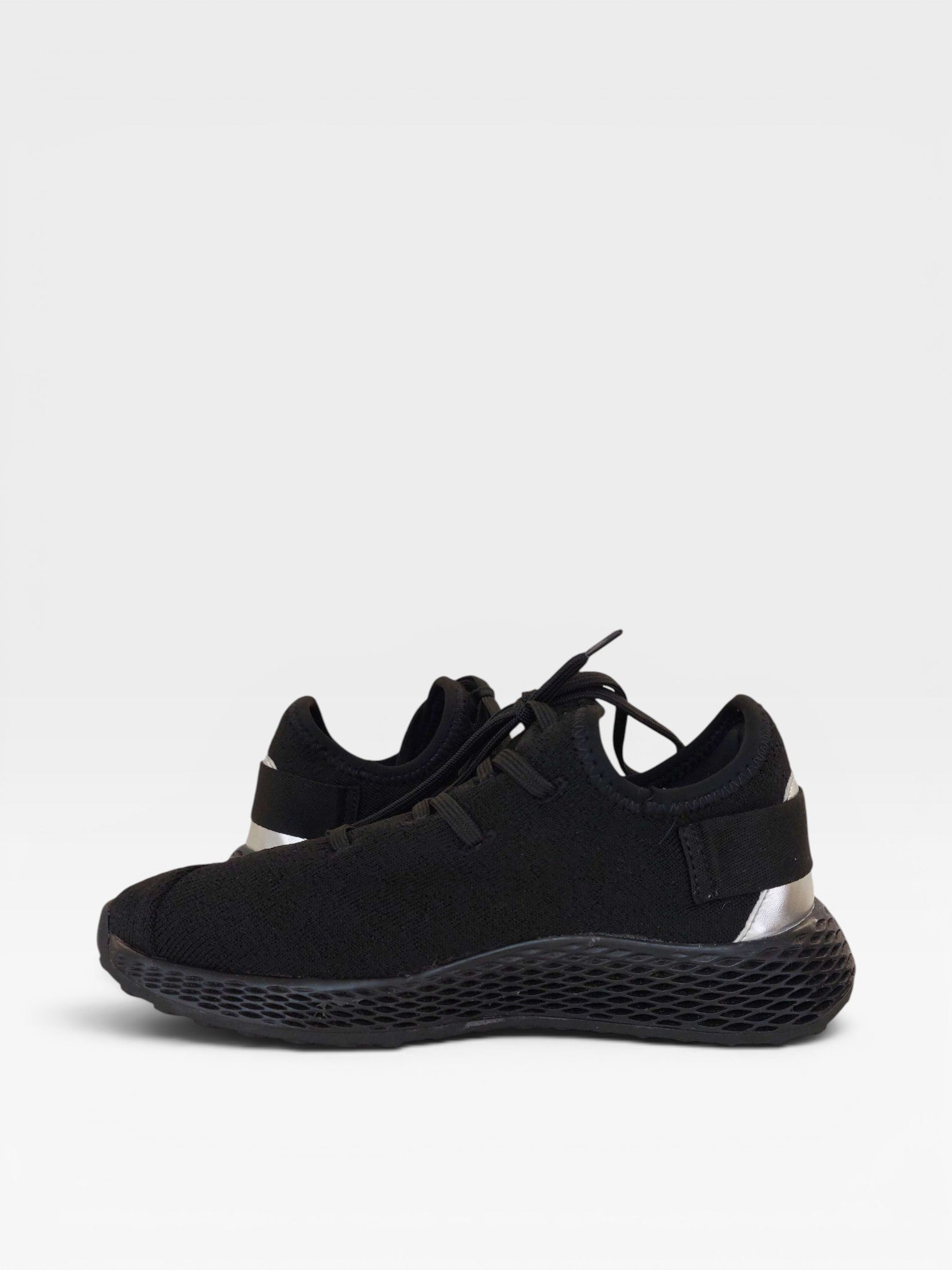 Tênis casual Beyou Shoes Brisbane preto em tecido com solado texturizado e detalhe metalizado no calcanhar