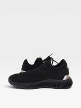 Tênis casual Beyou Shoes Brisbane preto em tecido com solado texturizado e detalhe metalizado no calcanhar