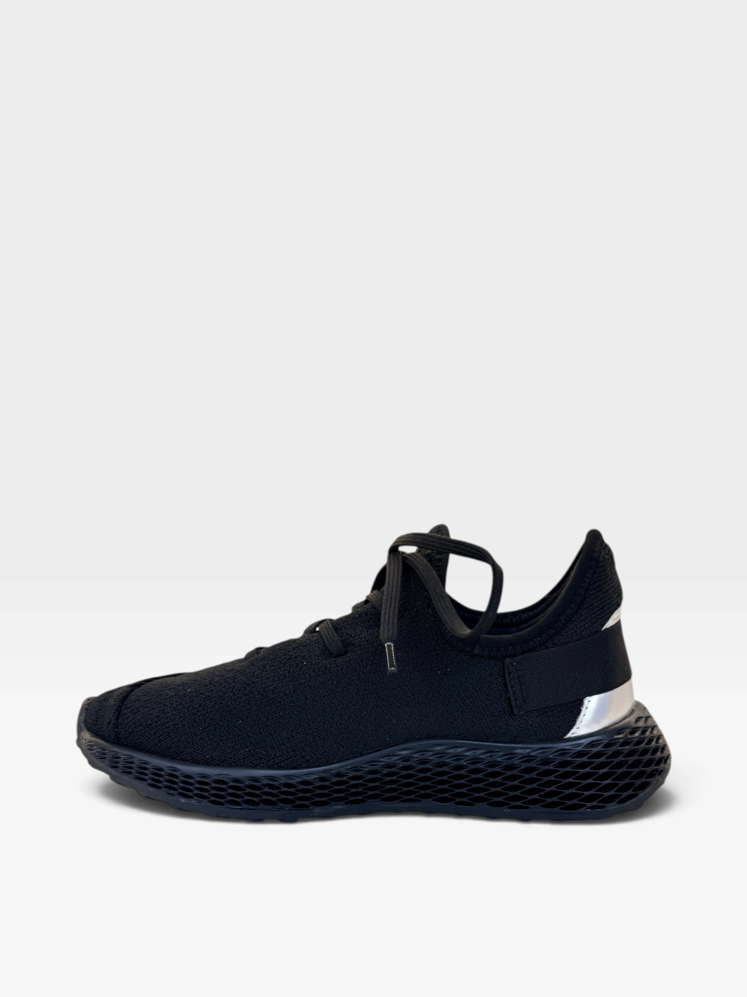 Tênis casual Beyou Shoes Brisbane preto em tecido de malha com solado texturizado e detalhe metalizado no calcanhar