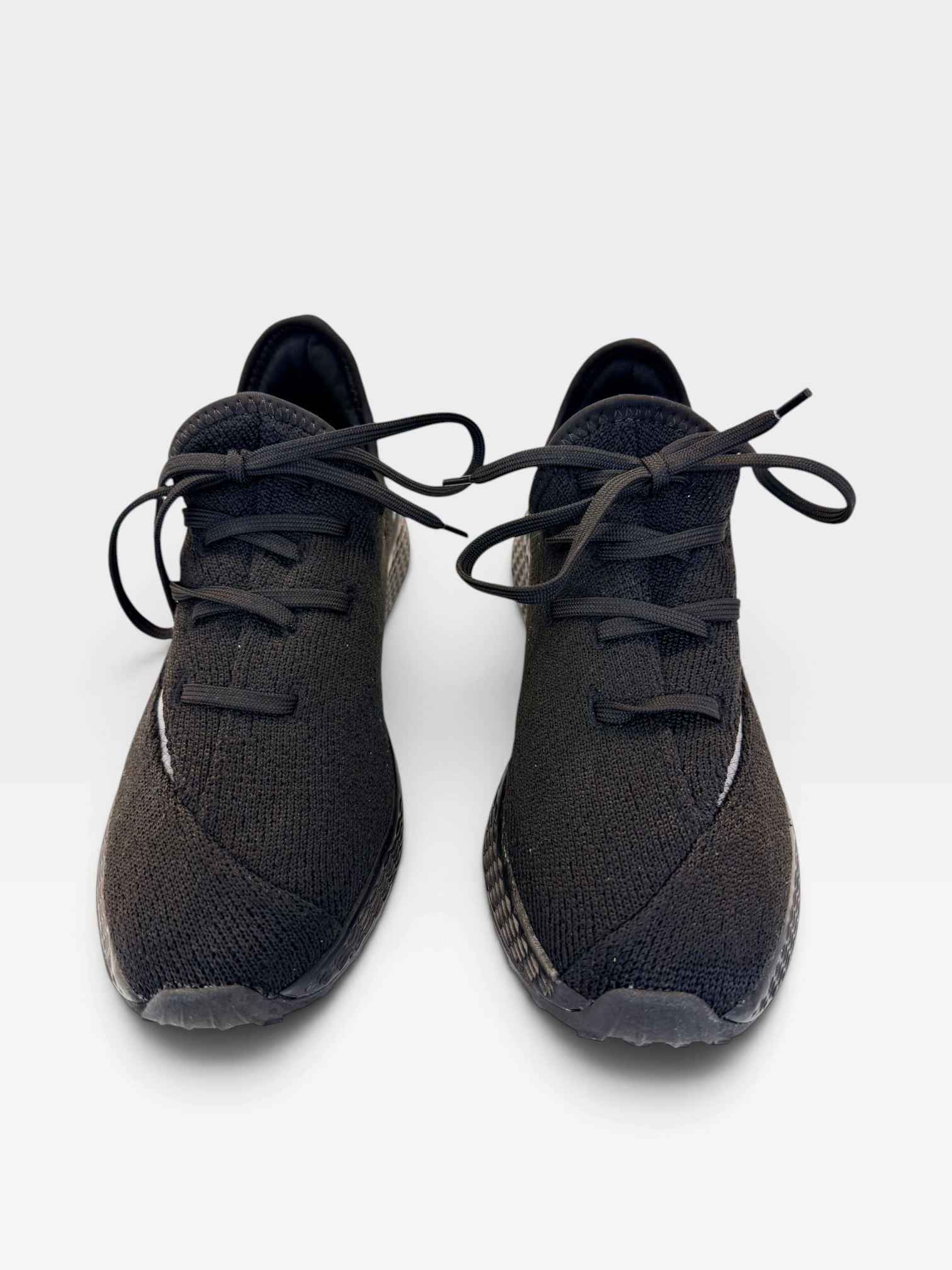 Tênis Beyou Shoes Brisbane preto em tecido de malha com cadarços, design casual e sola confortável