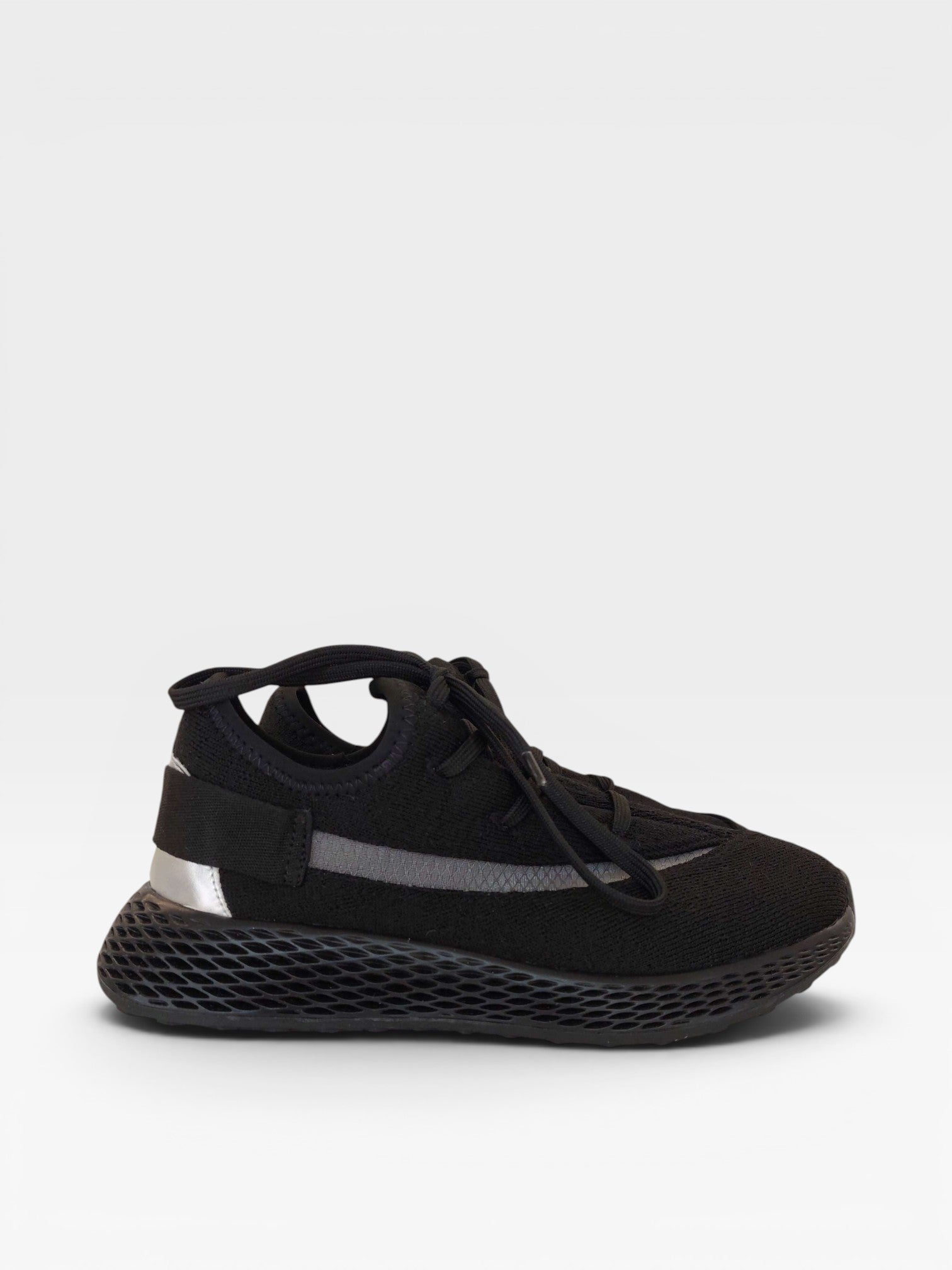 Tênis casual Beyou Shoes Brisbane preto em tecido com solado texturizado e detalhes prateados
