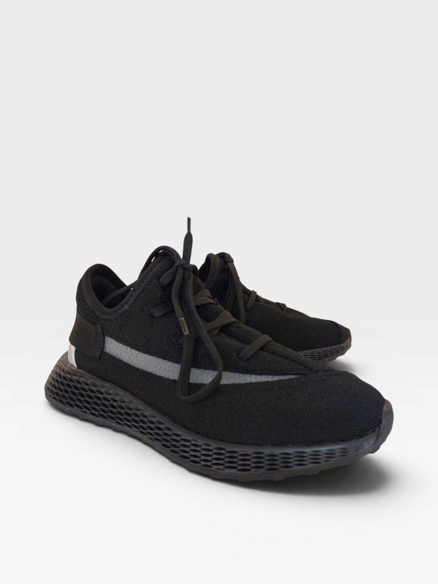 Tênis Beyou Shoes Brisbane preto em tecido de malha com solado texturizado e detalhe lateral cinza