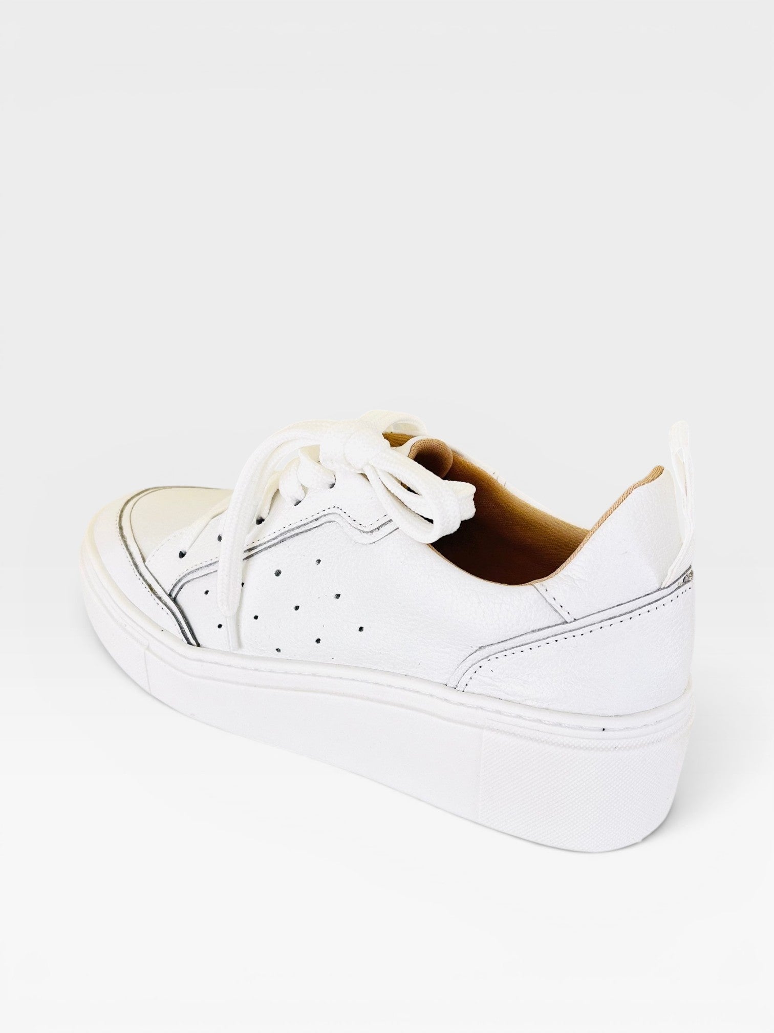 Tênis Beyou Shoes Chicago branco em couro com design urbano, cadarços e solado plataforma casual