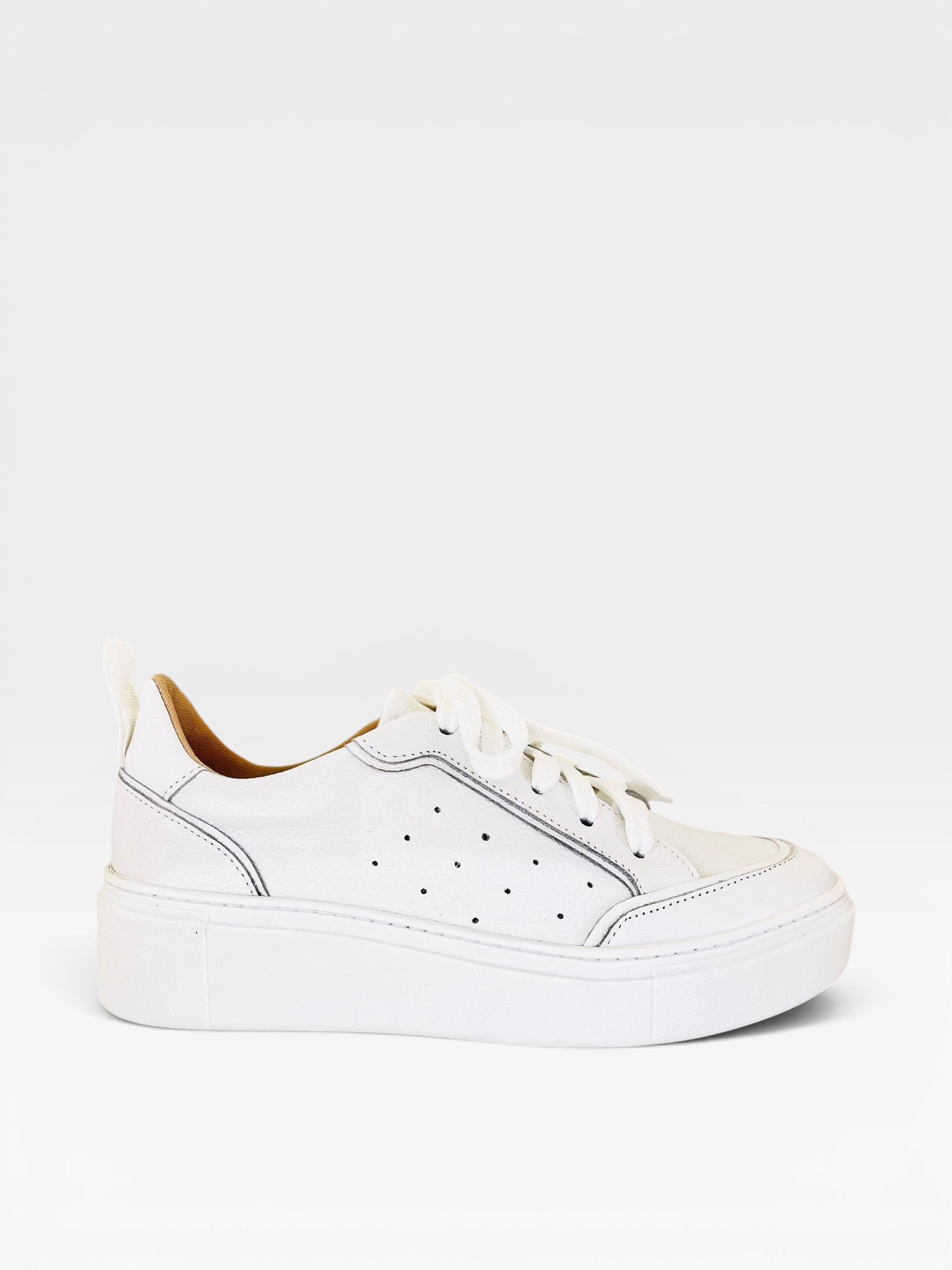 Tênis Beyou Shoes Chicago branco em couro com solado plataforma e detalhes perfurados na lateral