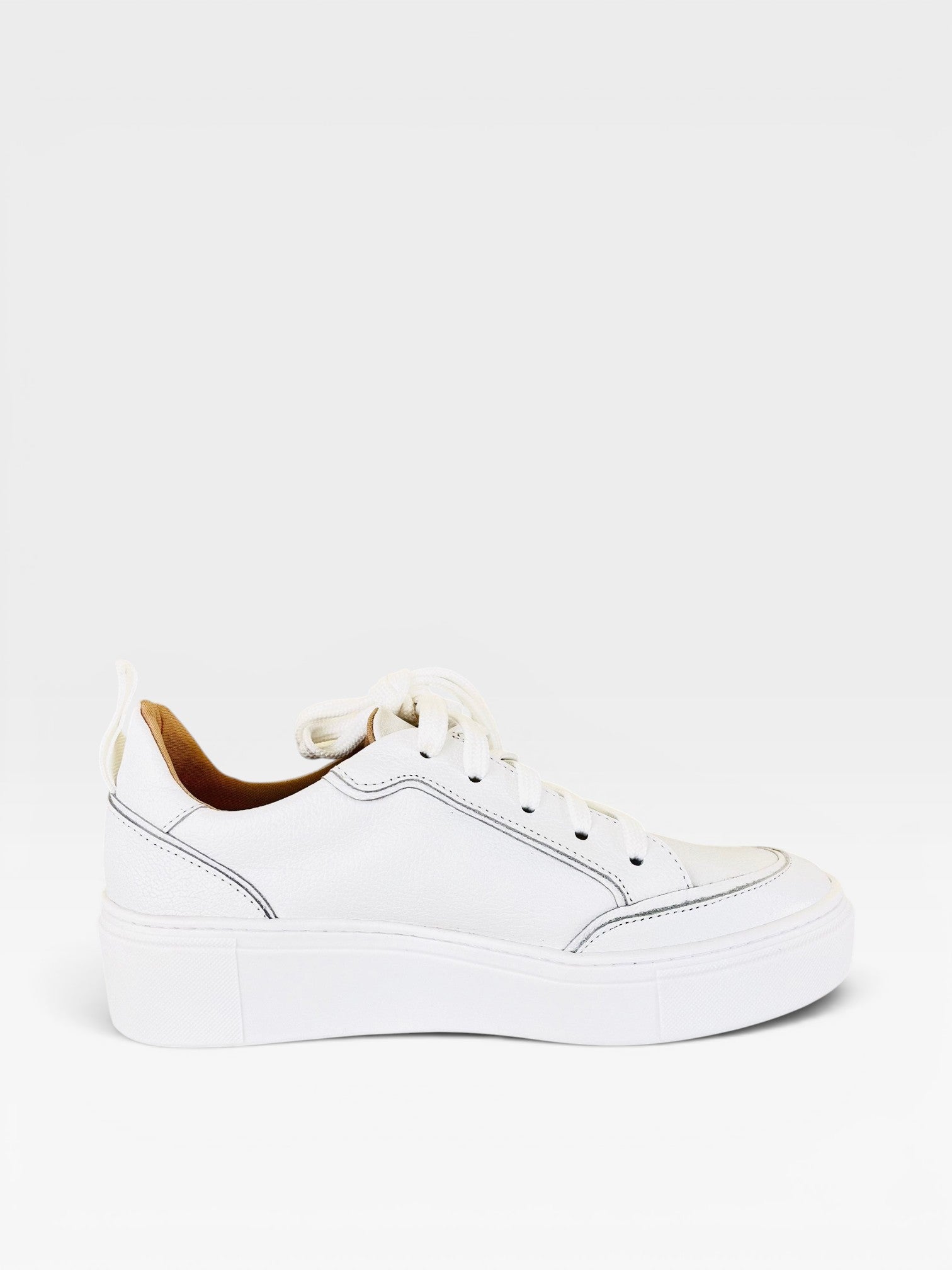 Tênis Beyou Shoes Chicago branco em couro com solado plataforma e detalhes de costura minimalistas