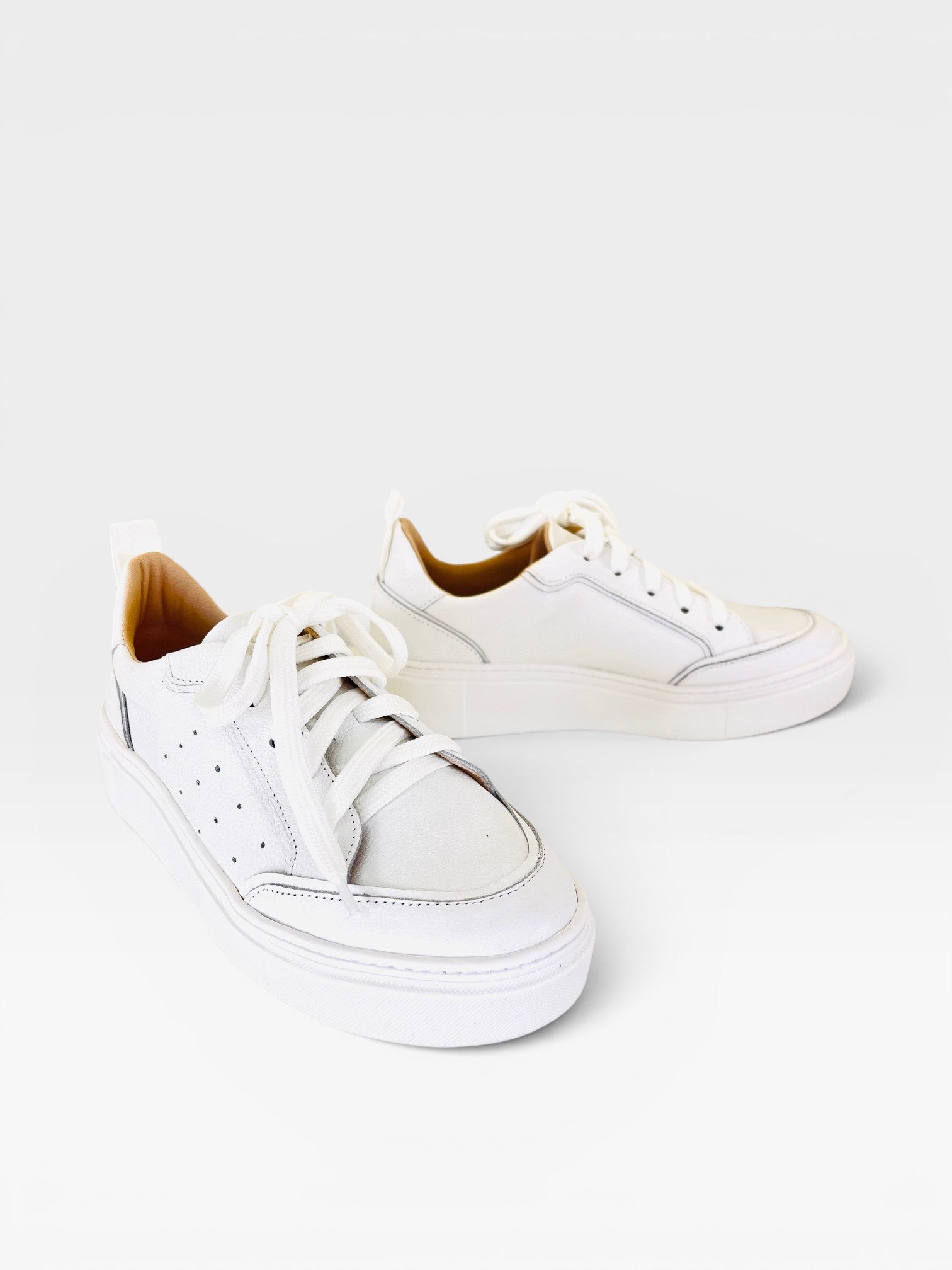 Tênis Beyou Shoes Chicago branco em couro com design urbano, cadarços e solado plataforma moderno