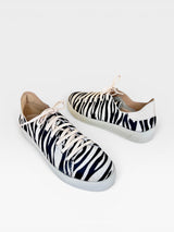 Tênis Beyou Shoes Savannah em couro com estampa animal print de zebra, cadarços claros e solado baixo.