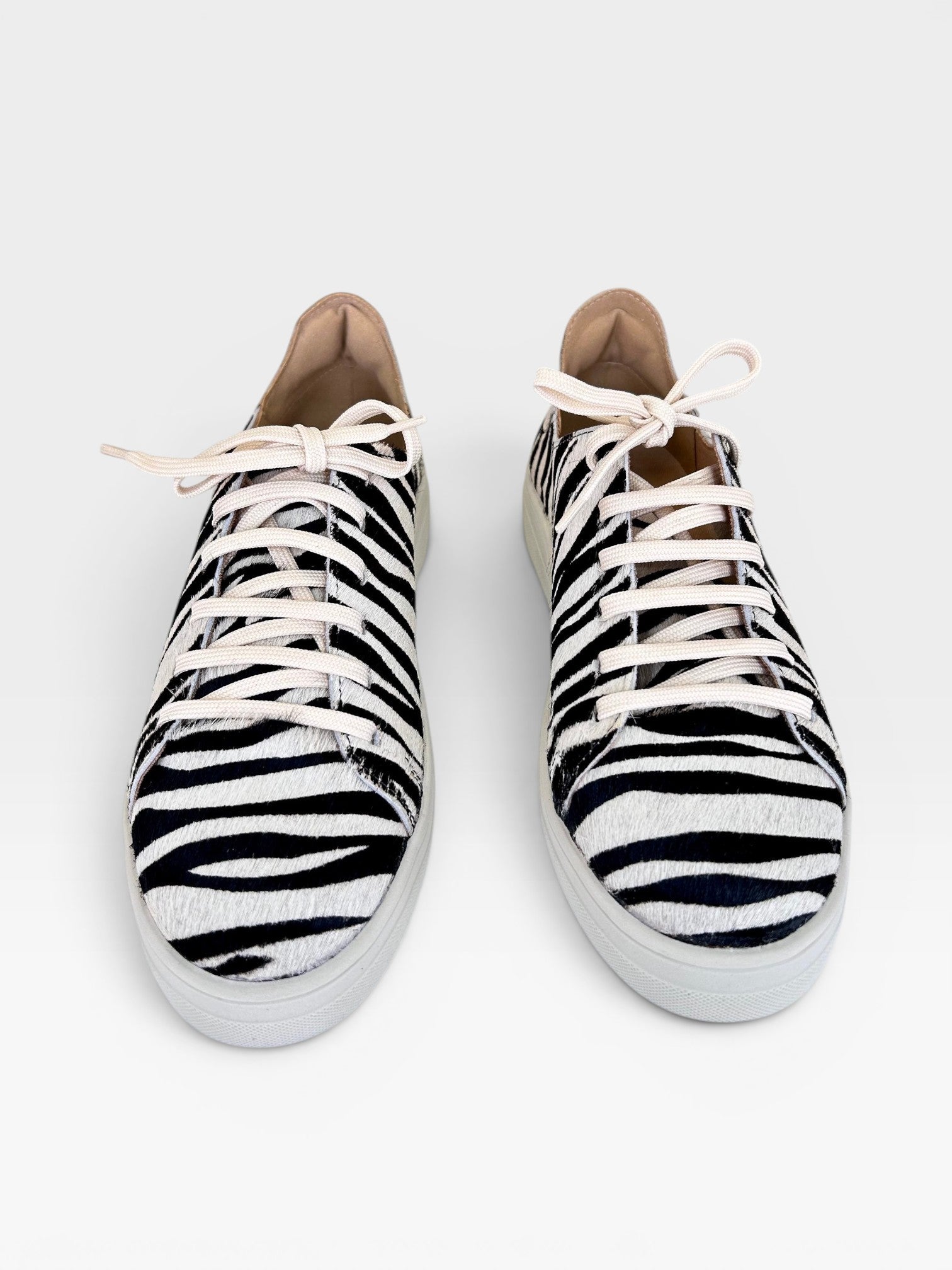 Tênis Beyou Shoes Savannah em couro com estampa animal print de zebra e cadarços claros, vista frontal.