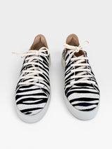 Tênis Beyou Shoes Savannah em couro com estampa animal print de zebra e cadarços claros, vista frontal.