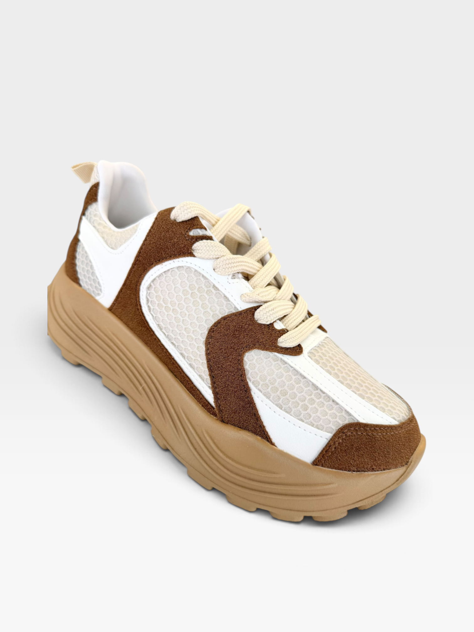 Tênis Beyou Shoes Denver em tons de off white e caramelo, com design moderno em tecido e material sintético.