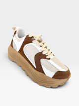 Tênis Beyou Shoes Denver em tons de off white e caramelo, com design moderno em tecido e material sintético.