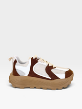 Tênis Beyou Shoes Denver em tons de off white e caramelo, com design moderno em tecido e material sintético.