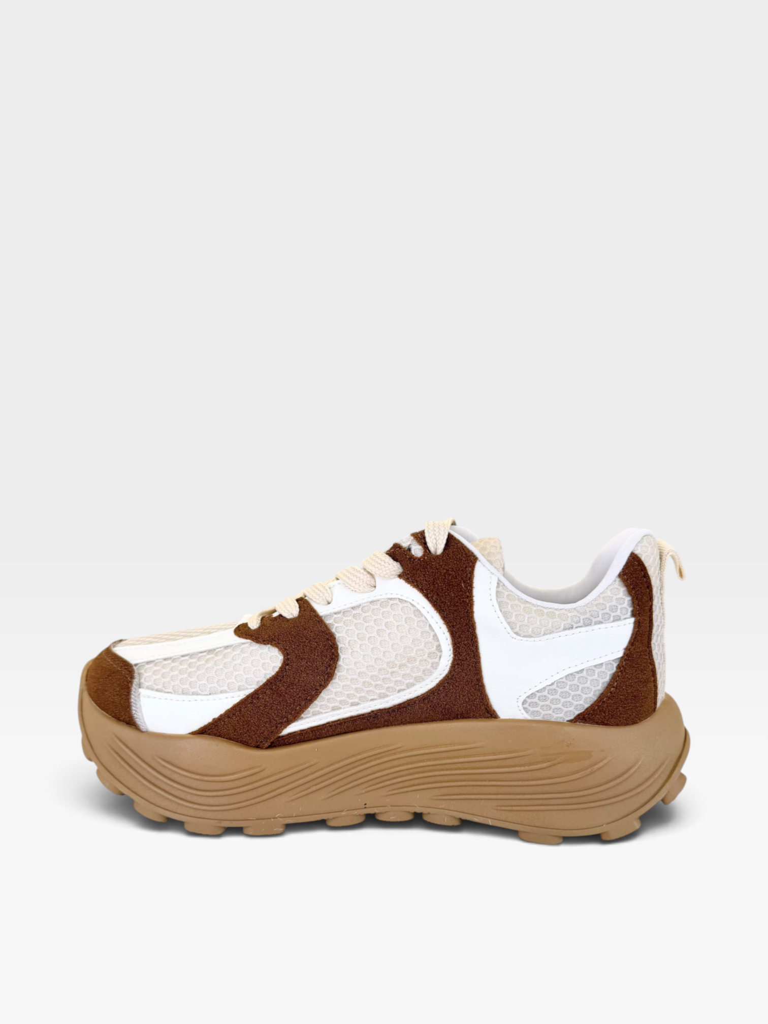 Tênis Beyou Shoes Denver em tons de off white e caramelo, com design moderno em tecido e material sintético