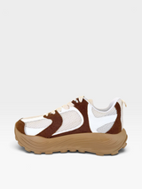 Tênis Beyou Shoes Denver em tons de off white e caramelo, com design moderno em tecido e material sintético