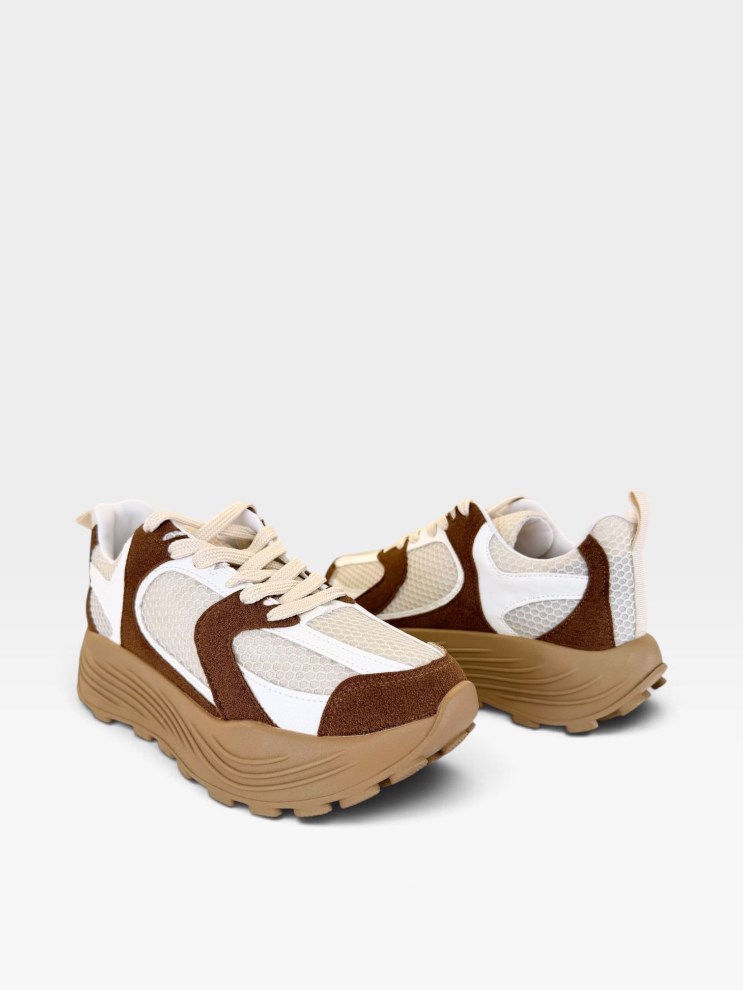 Tênis Beyou Shoes Denver em tons de off white e caramelo, com design moderno em tecido e material sintético.