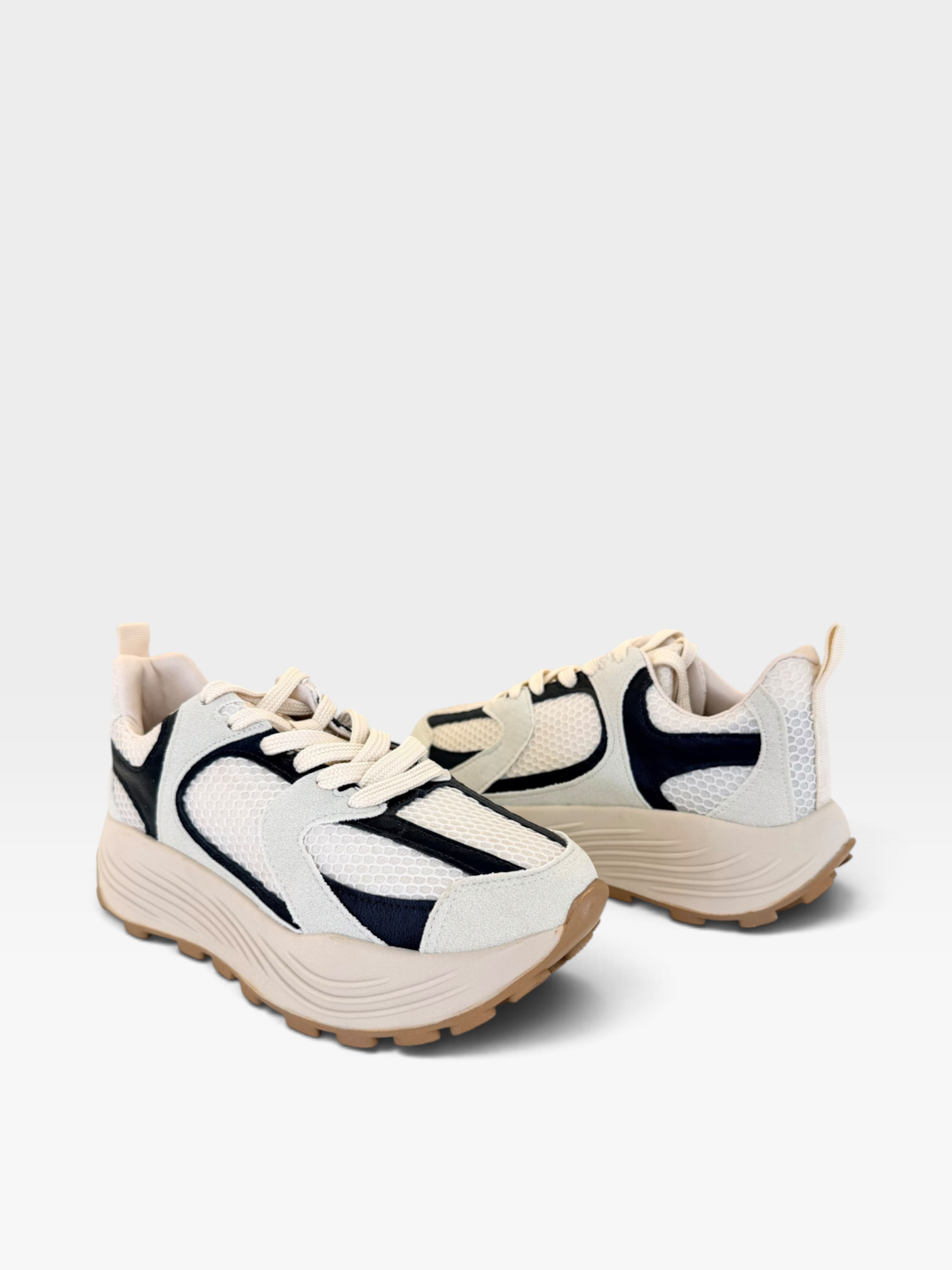 Tênis Beyou Shoes Denver em tons de off white e cinza, com design moderno em tecido e solado robusto de borracha.