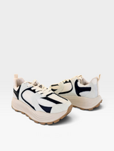 Tênis Beyou Shoes Denver em tons de off white e cinza, com design moderno em tecido e solado robusto de borracha.