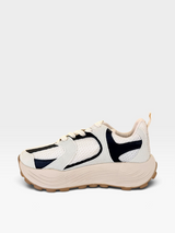 Tênis Beyou Shoes Denver em tons de off white e cinza, com design moderno, solado plataforma e detalhes em tecido.