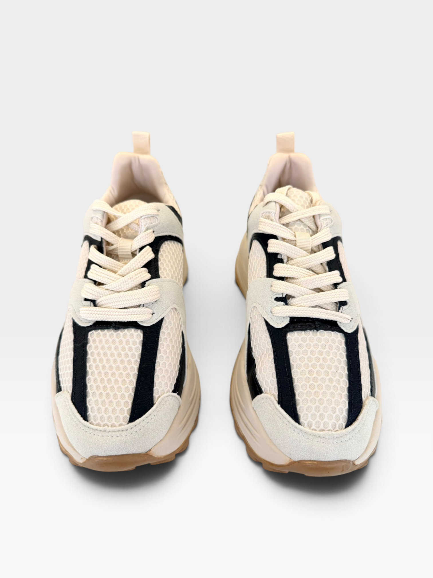 Tênis Beyou Shoes Denver em tons de off white e cinza, confeccionado em tecido mesh e material sintético moderno.