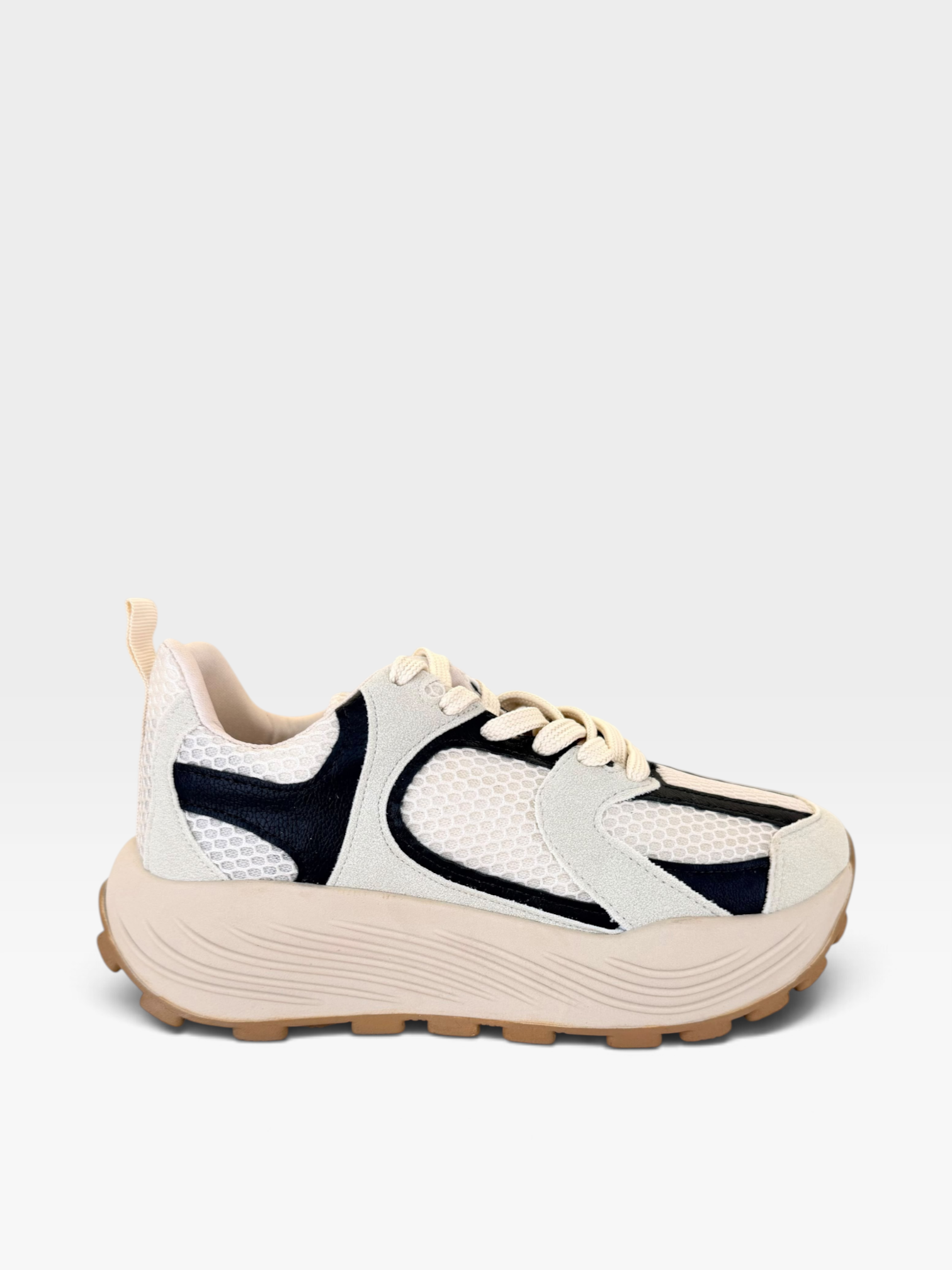 Tênis Beyou Shoes Denver em tons de off white e cinza, com solado plataforma tratorado e design casual moderno.