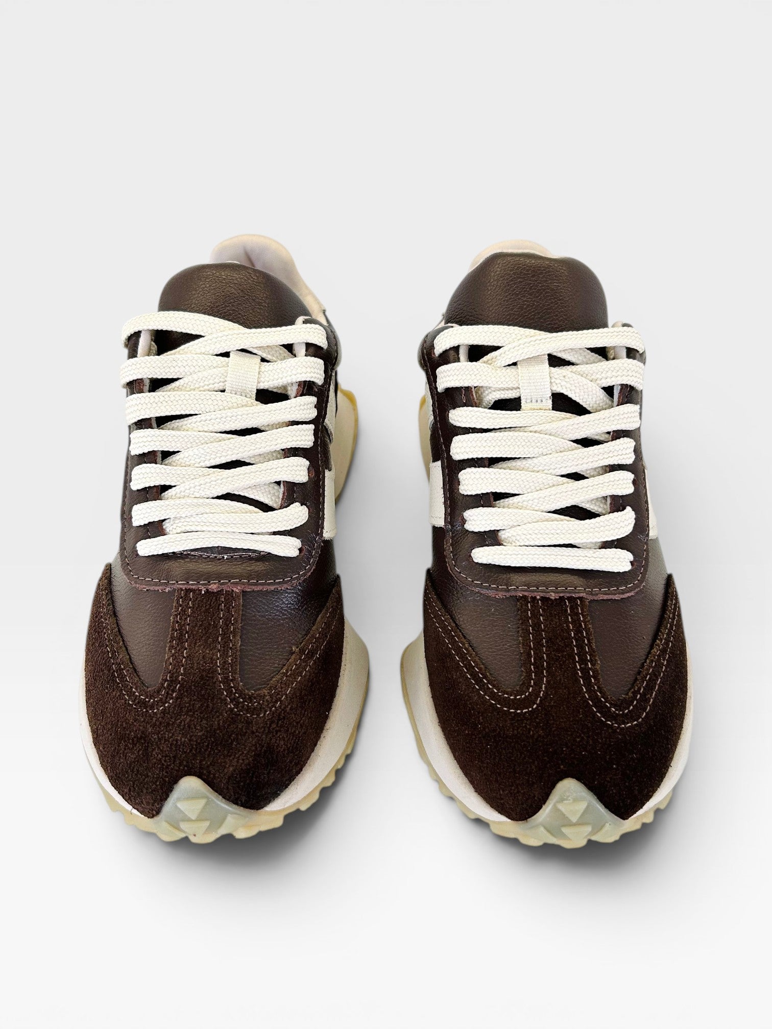 Tênis Estocolmo Beyou Shoes marrom em camurça e tecido com design minimalista e cadarços brancos