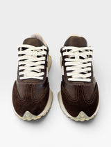 Tênis Estocolmo Beyou Shoes marrom em camurça e tecido com design minimalista e cadarços brancos