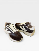 Tênis Beyou Shoes Estocolmo marrom em camurça e tecido com design minimalista e solado de borracha texturizado
