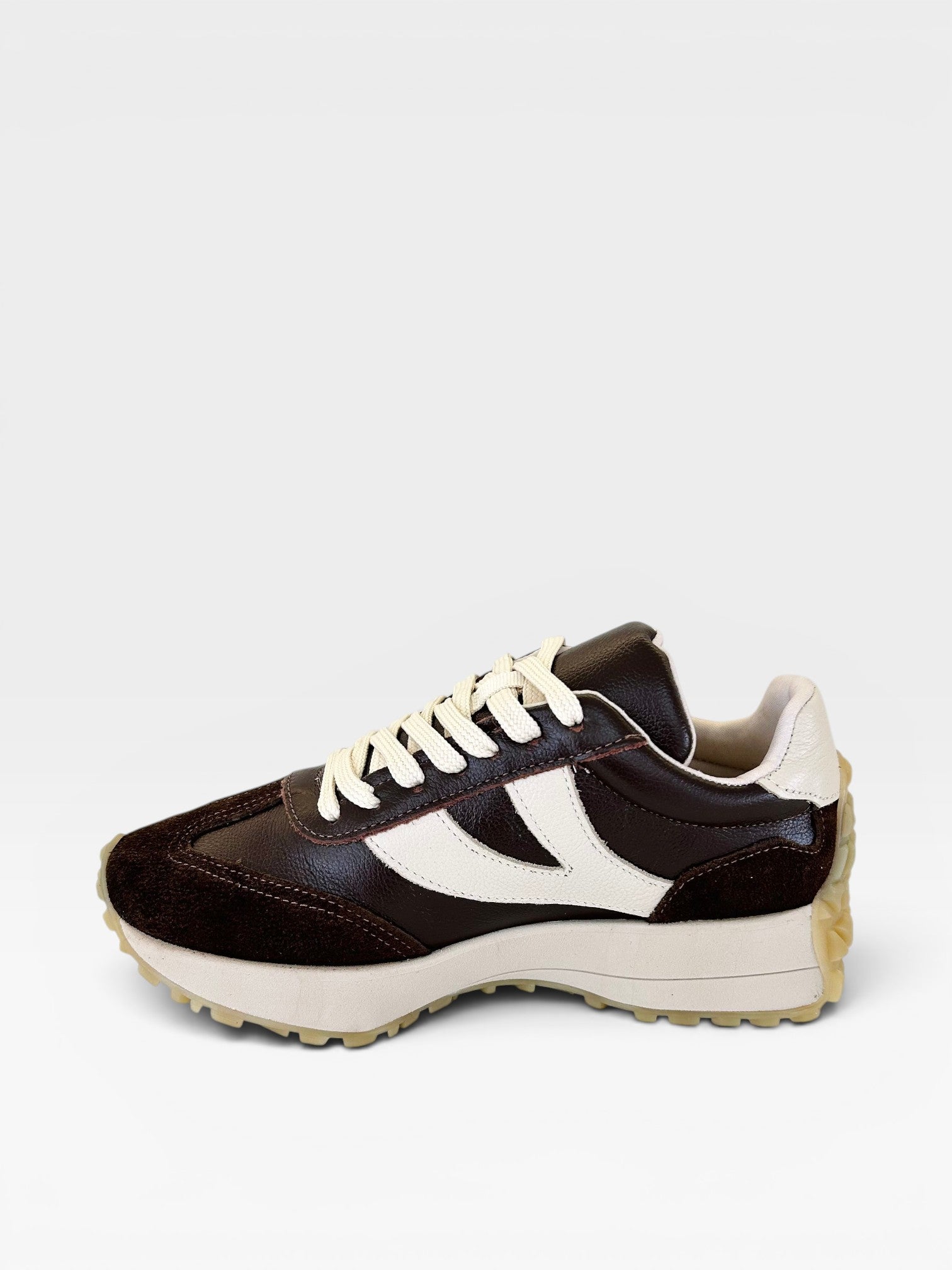 Tênis Beyou Shoes Estocolmo marrom em camurça e tecido com design minimalista e solado tratorado off-white
