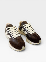 Tênis Beyou Shoes Estocolmo marrom em camurça e tecido com design minimalista e solado off-white