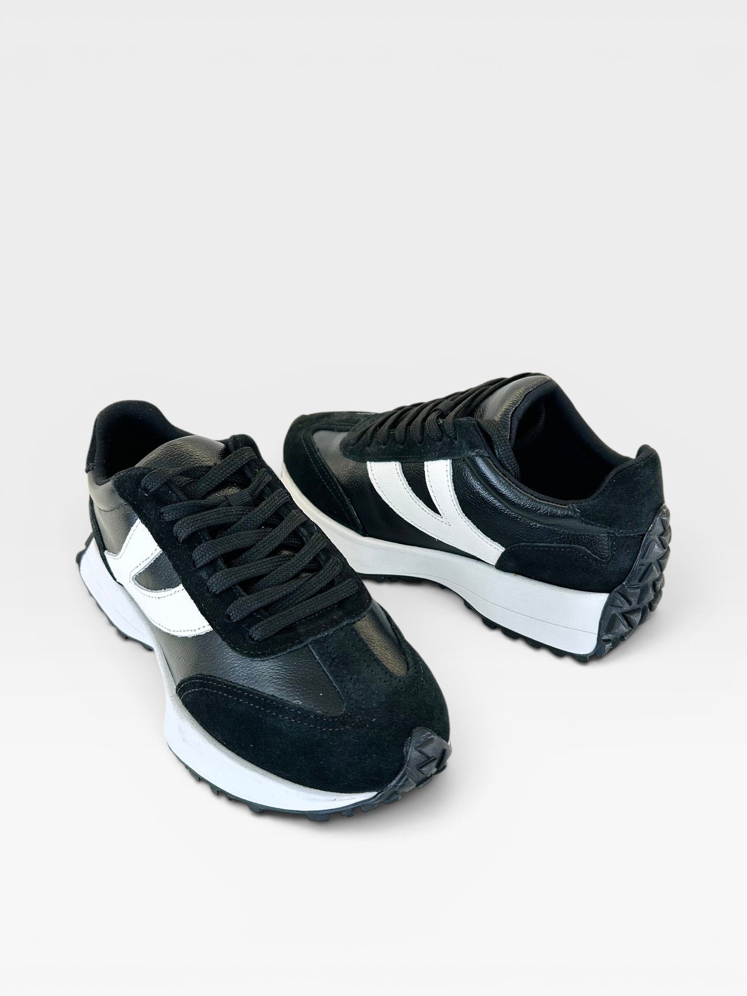 Tênis Beyou Shoes Estocolmo preto em camurça e tecido com design minimalista e solado plataforma branco