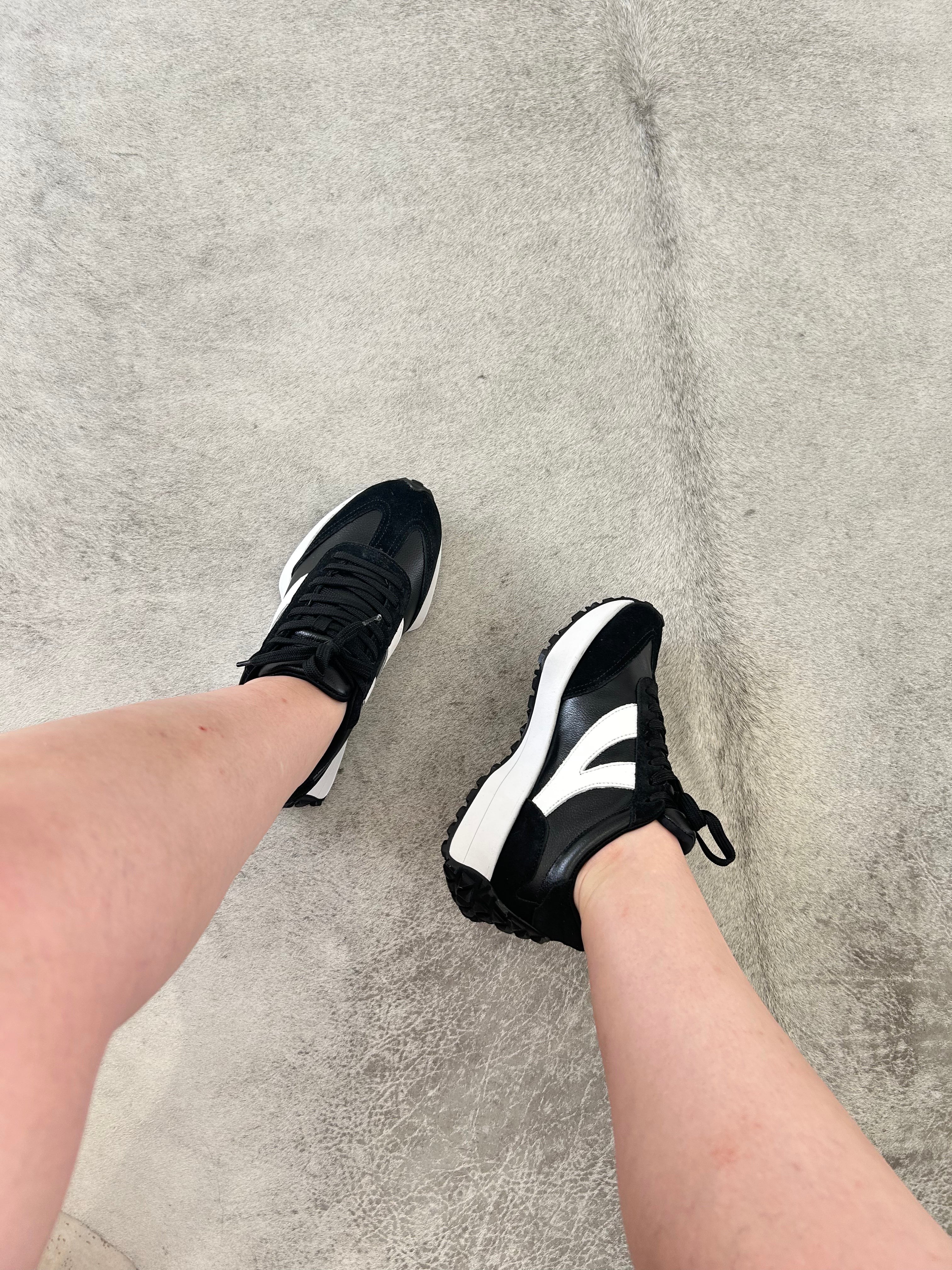 Tênis Estocolmo Beyou Shoes preto em camurça e tecido com solado branco, estilo urbano minimalista no pé.