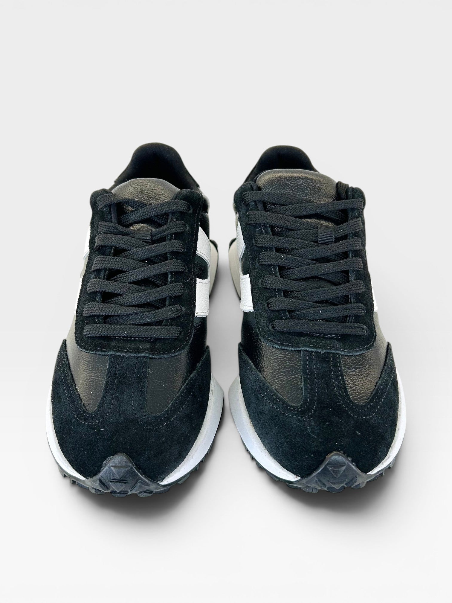 Tênis Estocolmo Beyou Shoes preto em camurça e tecido com design minimalista e solado esportivo