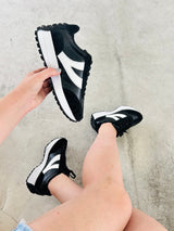 Tênis Estocolmo Beyou Shoes preto em camurça e tecido com solado branco, estilo urbano minimalista