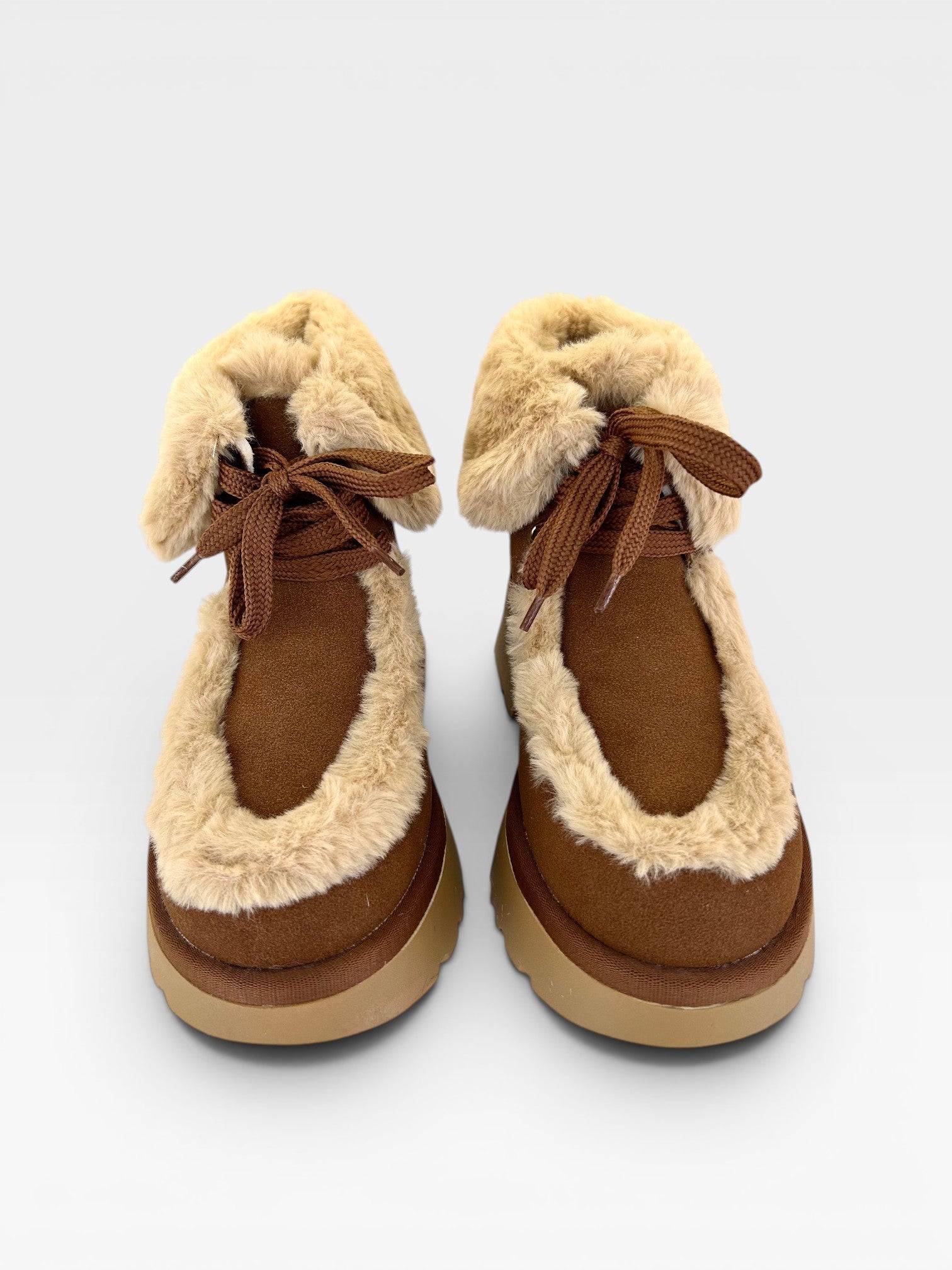 Tênis Beyou Shoes Helsinque marrom em camurça sintética com forro de pelinhos e cadarço, estilo inverno aconchegante.