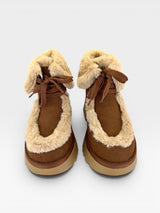 Tênis Beyou Shoes Helsinque marrom em camurça sintética com forro de pelinhos e cadarço, estilo inverno aconchegante.