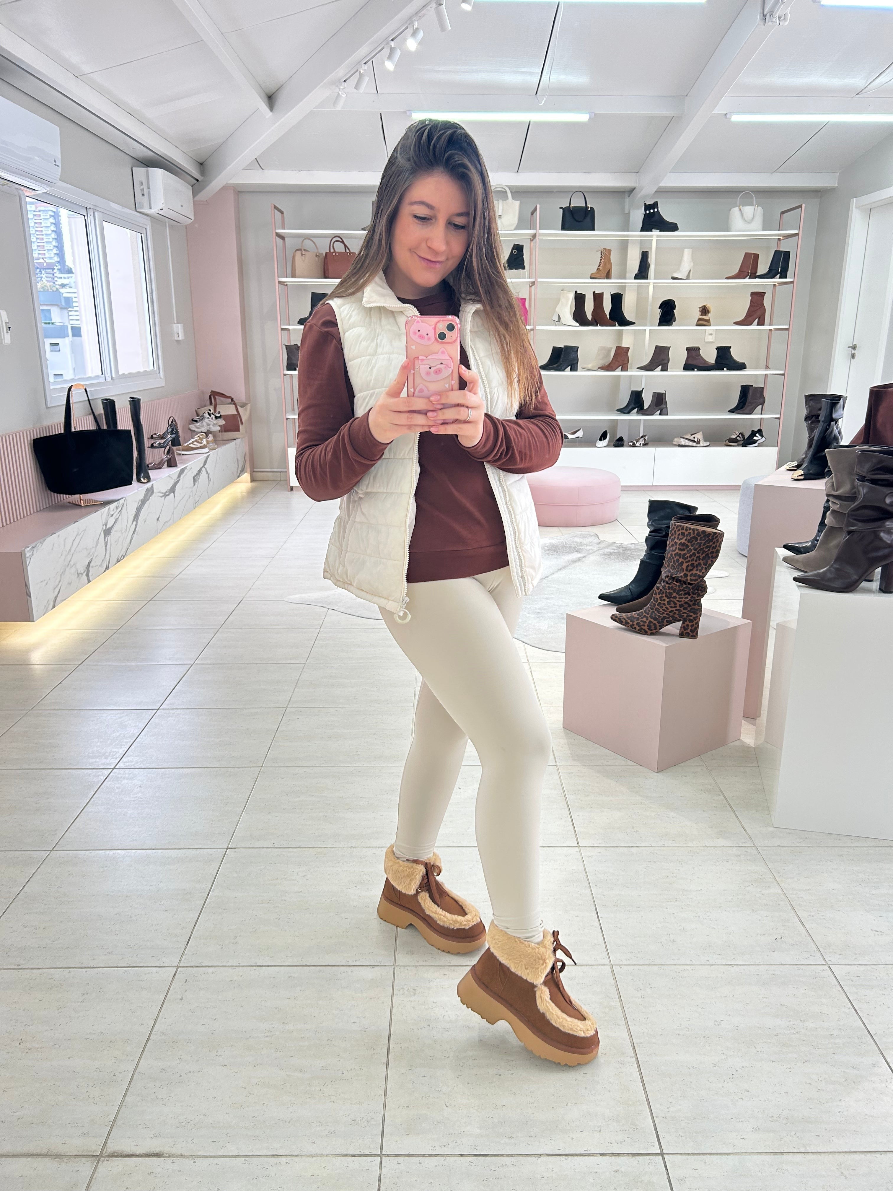 Mulher usando tênis Beyou Shoes Helsinque marrom de camurça sintética com forro de pelinhos em loja de calçados