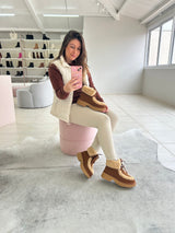 Mulher usando tênis Beyou Shoes Helsinque marrom de camurça sintética com forro de pelinhos em ambiente de loja.